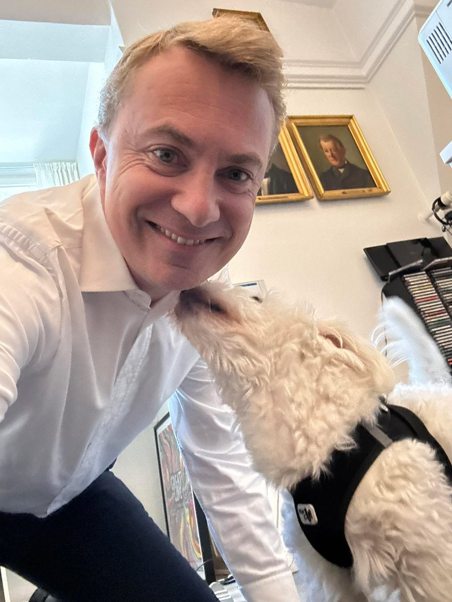 MrMesserschmidt's tweet image. Hugo her kunne i princippet blive aflivet i morgen – uden at have gjort noget som helst. Det sker for familier hele tiden i Danmark.
I snart fem år har Hugo været min trofaste følgesvend. Altid glad. Bestemt, men altid sød. Men de seneste uger er jeg begyndt at tænke på en…