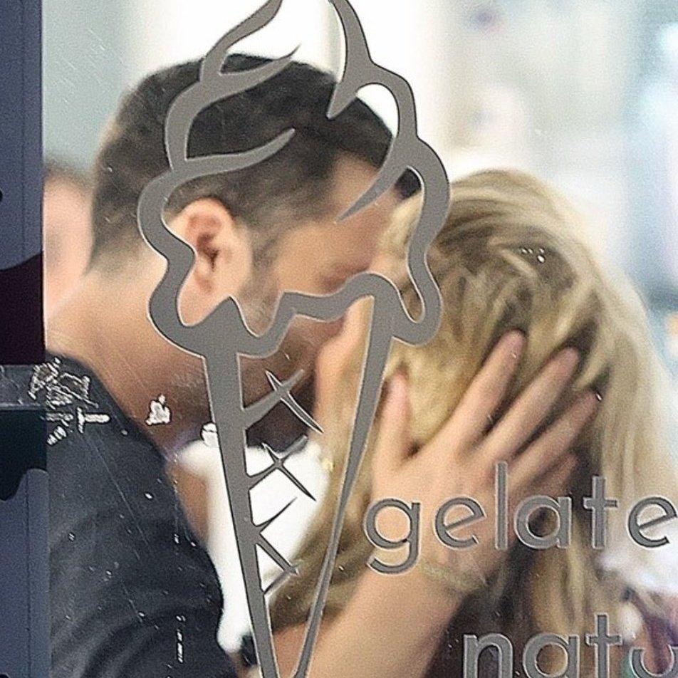 jadeeluvseb's tweet image. LADY IN ICE CREAM!!! MOVE!!! On voit rien ptn