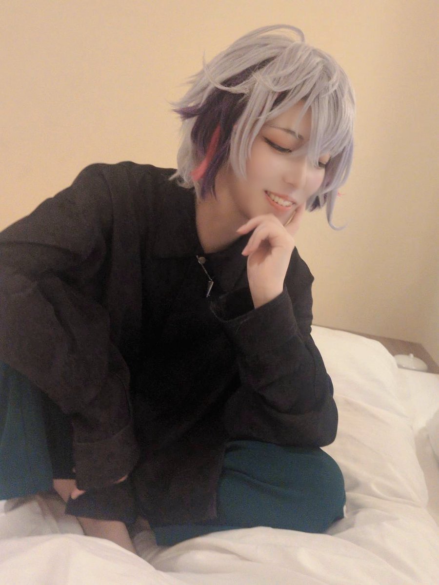 nei_725m's tweet image. ⚠︎コスプレ/🥂✨ 捏造

ベッドダイブした後一旦ハート作るかでハート作った🫶

📷@damin_cos_33