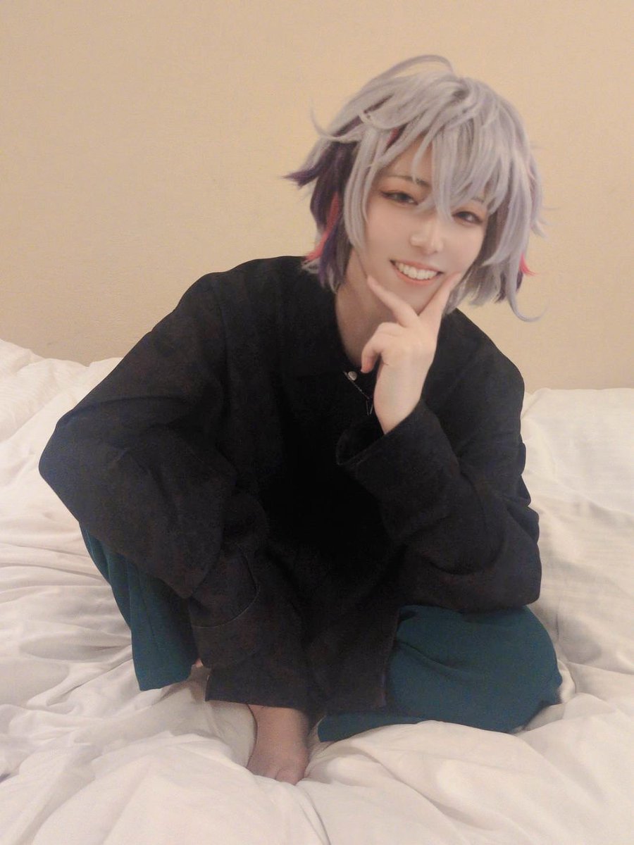 nei_725m's tweet image. ⚠︎コスプレ/🥂✨ 捏造

ベッドダイブした後一旦ハート作るかでハート作った🫶

📷@damin_cos_33