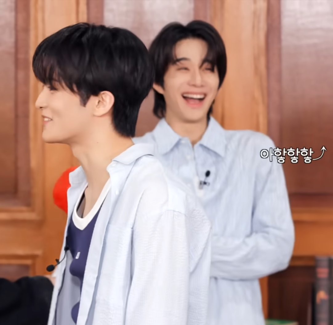check219puppy's tweet image. 마크 뒤에 여울이 나만보여?