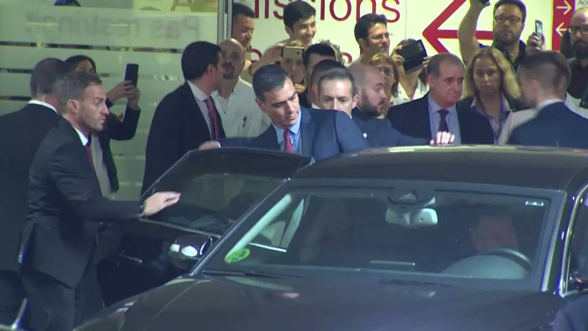 ChakNorris93's tweet image. Pedro Sánchez "No voy a decir que tenemos las calles más seguras del mundo, pero casi." vs Pedro Sánchez cada vez que sale a esas calles.