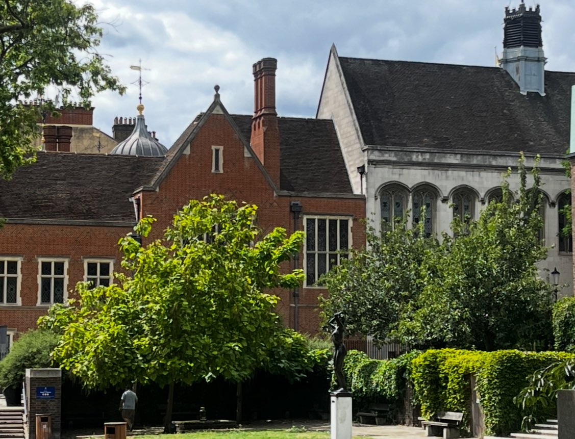 #MedievalMonday 

This is Crosby Hall, London residence of #RichardII during the dramatic weeks leading up to his usurpation in June 1483. Originally, located in Bishopsgate the medieval hall (grey building) was relocated to Chelsea in 1910 to save it from demolition. The red