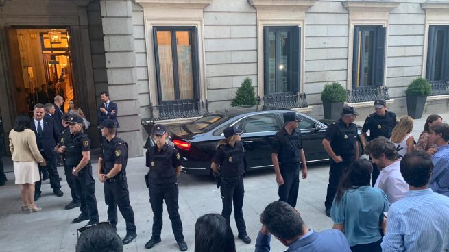 ChakNorris93's tweet image. Pedro Sánchez "No voy a decir que tenemos las calles más seguras del mundo, pero casi." vs Pedro Sánchez cada vez que sale a esas calles.
