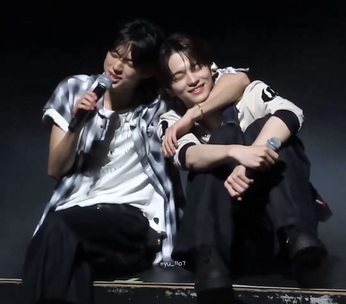 puppyou___'s tweet image. 도훈이 어깨동무에 갇힌 정환이 넘.. 큰데 넘 짜가ㅜㅜ....