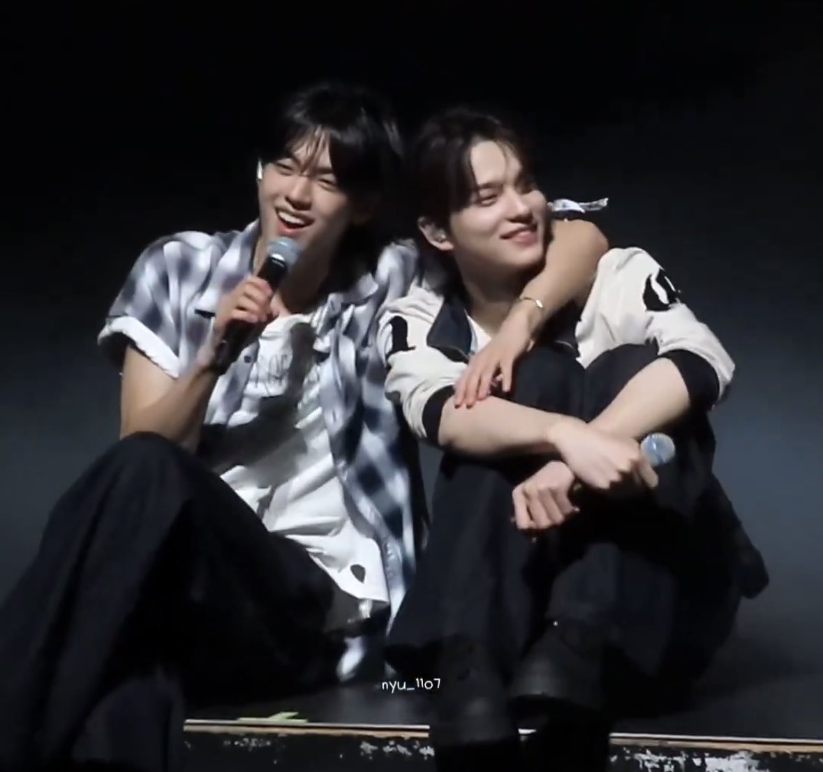 puppyou___'s tweet image. 도훈이 어깨동무에 갇힌 정환이 넘.. 큰데 넘 짜가ㅜㅜ....