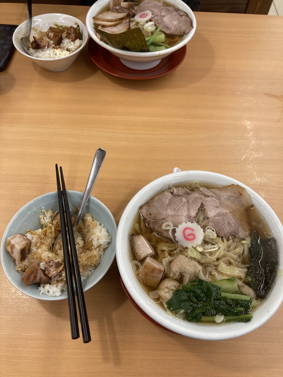 goriraceo's tweet image. 今、弊社の新人くんとラーメン屋で…
俺『俺はメタプラホルダーだから、何も考えずに大盛りを頼むよ!君も大盛りにしゃちゃいなよ!』
新人『あ、ここ大盛り無料っす』
俺『………』
て事で深夜のラーメン永盛…
メタプラホルダーの皆様本日もお疲れ様でございました…