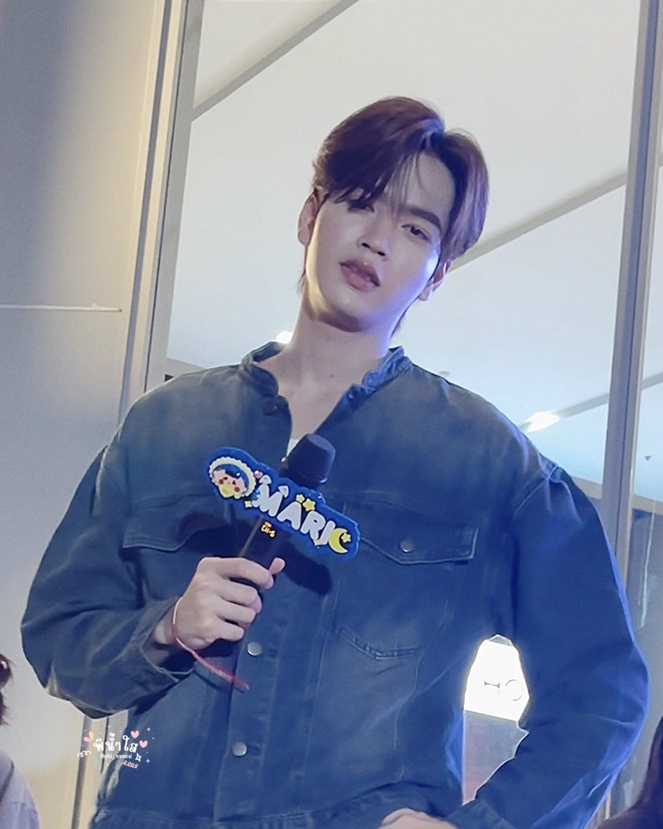 phi_namsai's tweet image. 🗣️ : สุดหล่อ แม่ : เก่งมากสวยคน
น้องม้าค : ว่าไงจ้ะ **หันมาหาแม่
**ยิ้มแล้วหันมาหาแม่ ท้าวเอววีนแม่
แต่แม่ไม่ได้พูด** คิ้วผูกโบว์**
//แม่ผิดอารายคะลูก…