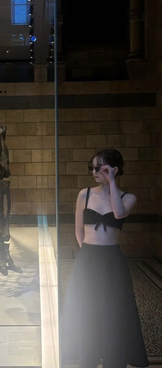 myrsexual's tweet image. Is this pose part of the outfit I&apos;m crying