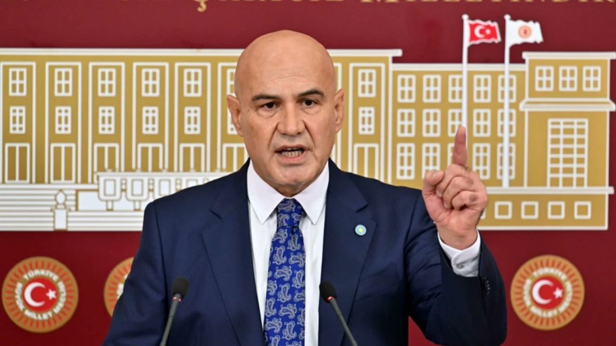AjansTurkic's tweet image. Turhan Çömez: "Yangından etkilenen köylüler '1 tane helikopter geldi bir kaç tur attı geri gitti, gece yarısına kadar kendi mücadelemizi kendimiz verdik' dedi.
3 sene önce Orman Bakanı 'elimizde gece görüşlü helikopter var' demiş, nerede bu helikopterler?"