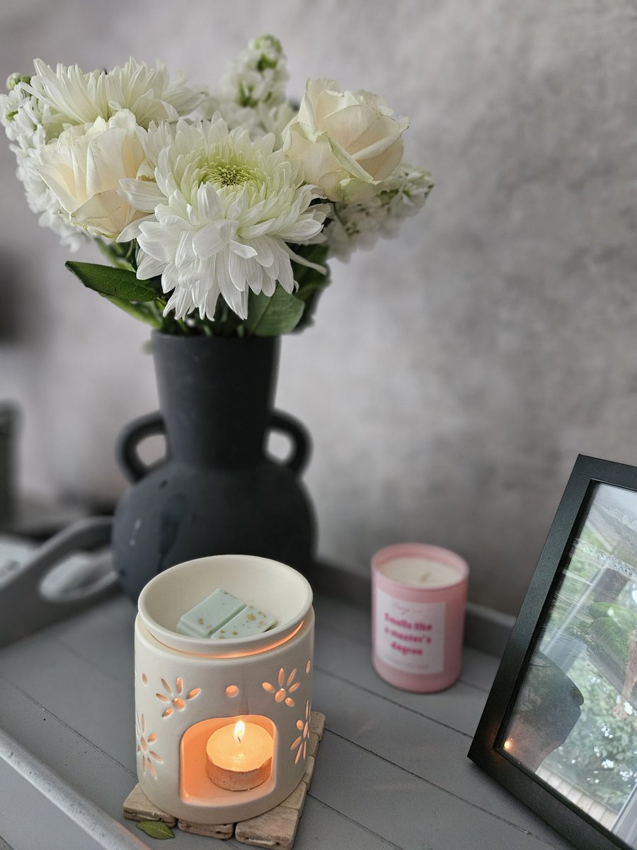 Gorgeous flowers from <a href="/marksandspencer/">M&S</a> and a pistachio gelato wax melt makes me feel like I have my life together 🥰🥰
