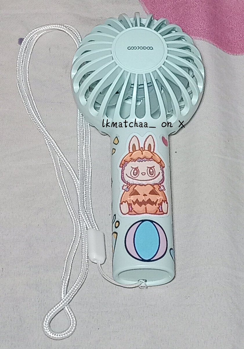 lkmatchaa_'s tweet photo. kipas mini ini life-saver banget pas nunggu giliran &amp; antri lama di dalam ruangan penuh orang! bentuknya kecil, ringan, dan bisa masuk ke sling bag. baterainya tahan lama bisa 3-8 jam (tergantung speed) &amp; anginnya cukup kuat buat nyelametin make-up🤩

💌 https://t.co/7Pk93FmrEy https://t.co/aUw3xqWJMu