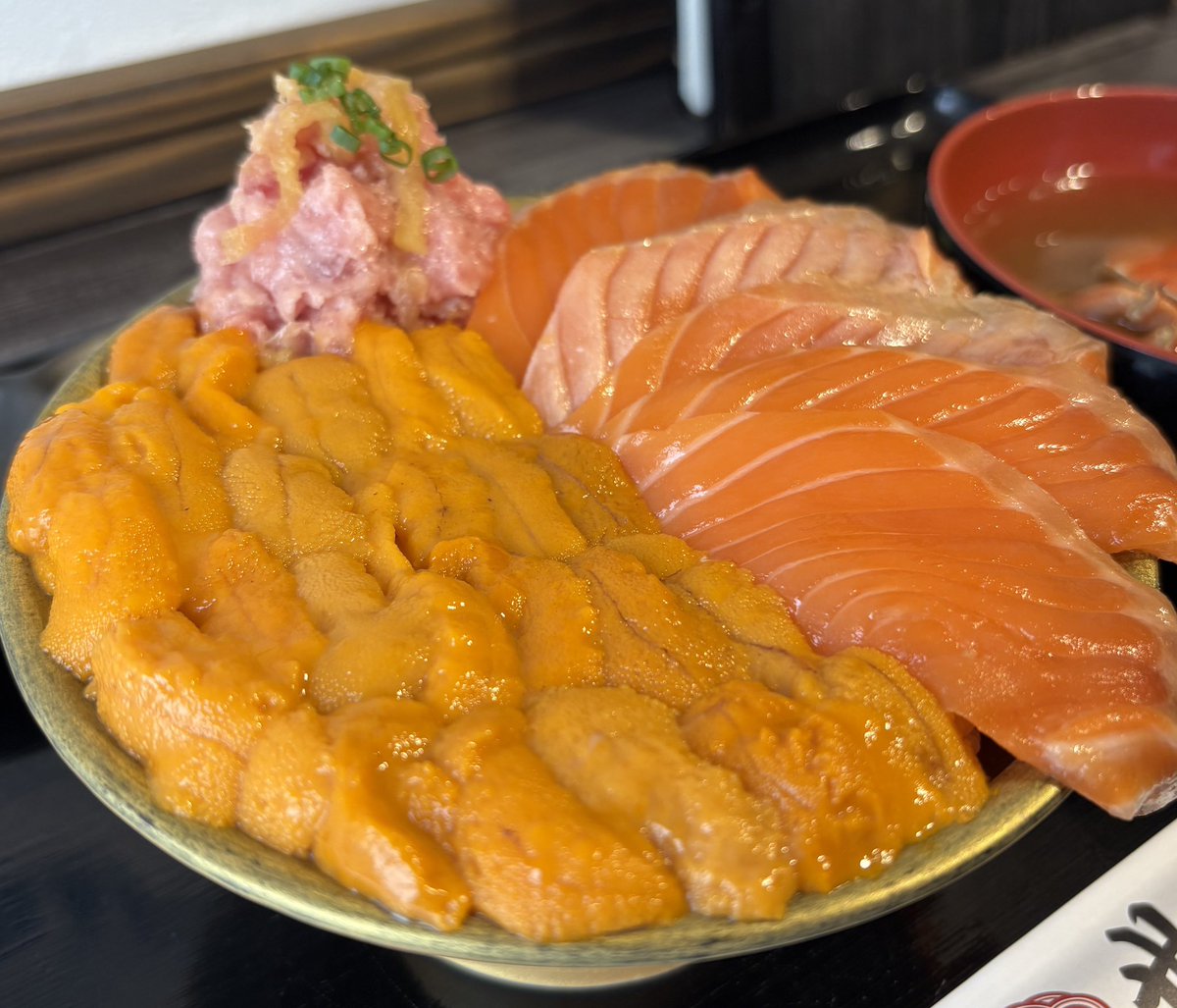 ＼1000フォロワーまでもう少し🍭／

世壱屋 函館朝市店から
「うにとろサーモン丼(赤)」です✨️

(赤)バフンウニ (白)ムラサキウニ
どちらのウニにするか選べるので悩みます。

ベランダorバルコニー
かぼすorすだち
USB-AとUSB-C……