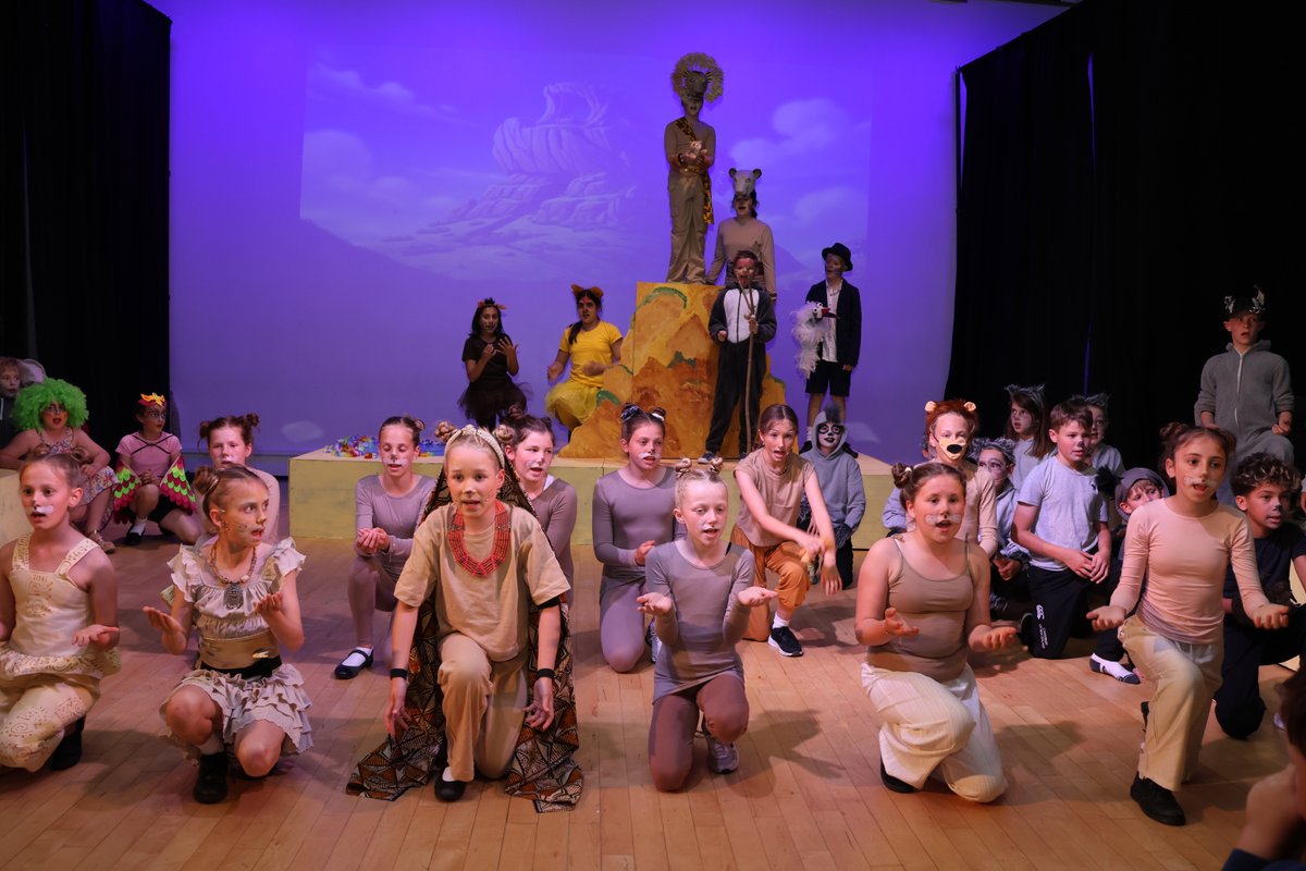 Barnard Castle School Pupils perform the Lion King after learning Zulu and Swahili ow.ly/wkHA50Ww2F9