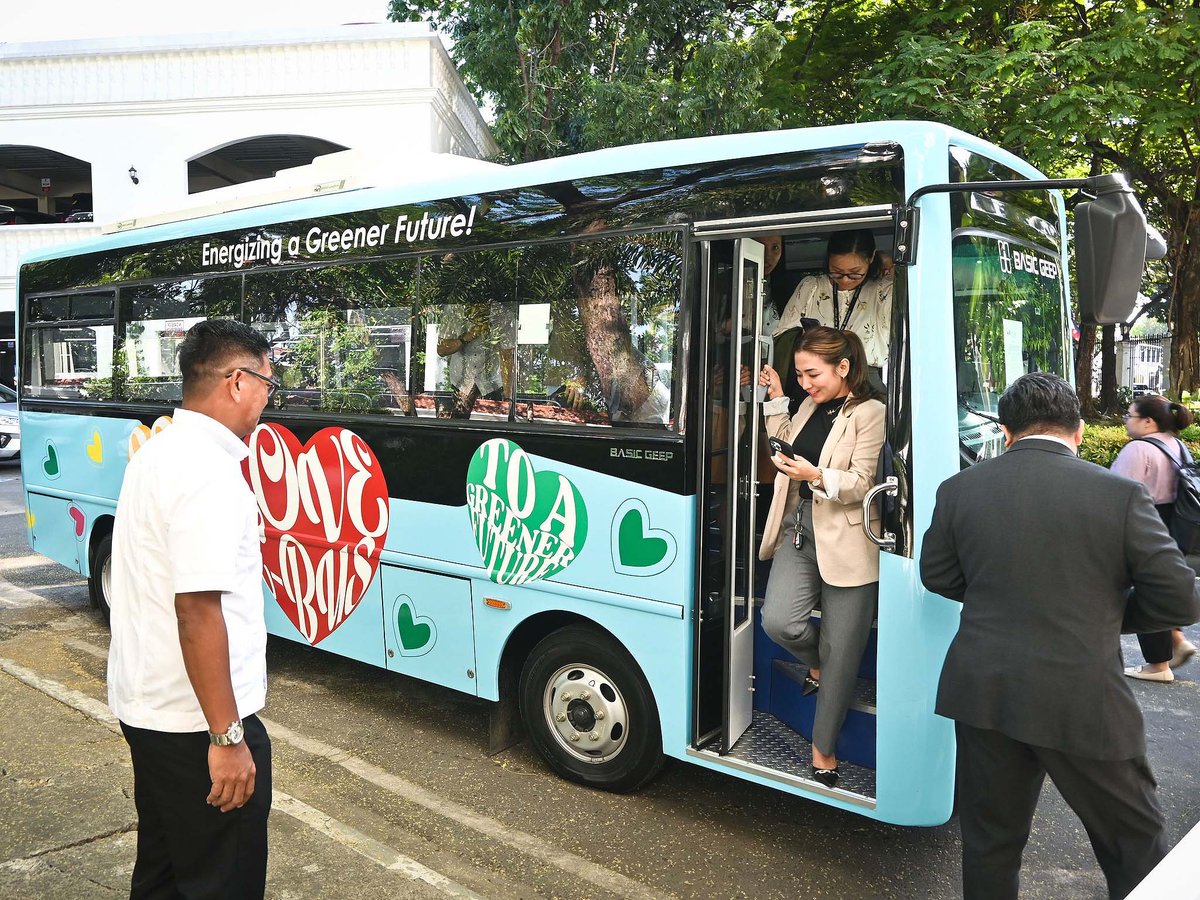 mnlstandardph's tweet image. REVIVAL

#SONA2025 | The iconic love bus of the 1970s will soon go back into service to ferry commuters for free in Davao City and Cebu City. 

📸: Presidential Communications Office

For more info, visit manilastandard.net