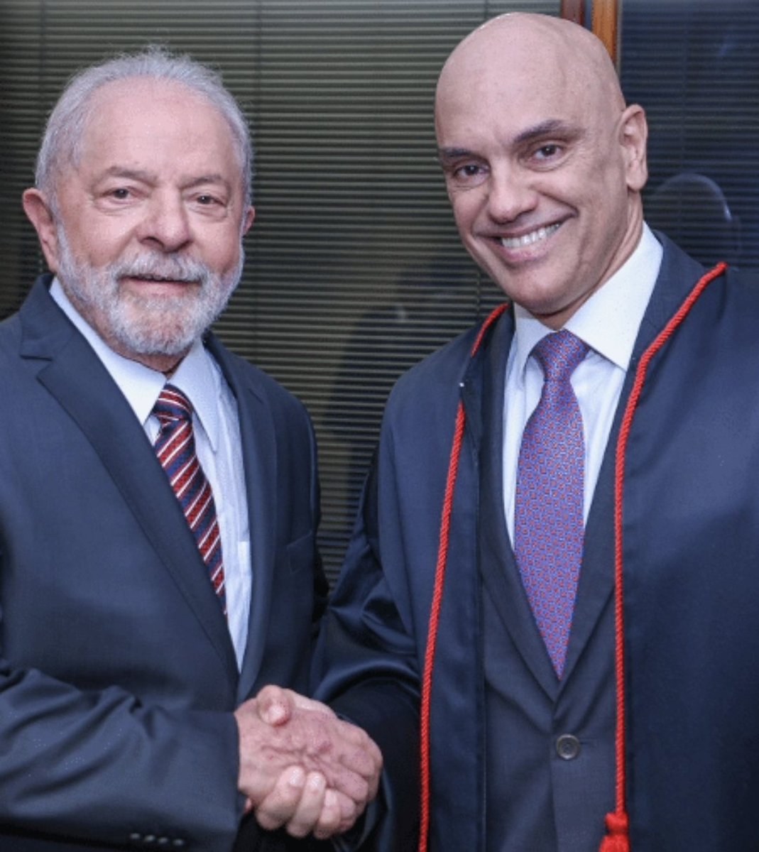 SOBERANIA É INEGOCIÁVEL 
Esses são os dois maiores defefensores da nossa soberania e da democracia, só nos resta agradecer a eles!
