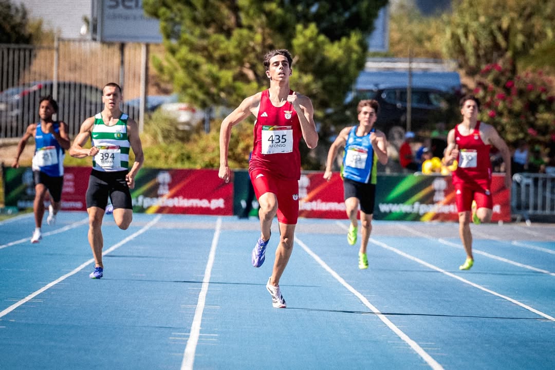 CurtaVermelha's tweet image. Pedro Afonso 🇵🇹
Nos Nacionais de S20, o Pedro Afonso bateu o Recorde Nacional S20 dos 200m e dos 400m, com 20,66s e 45,78s respectivamente. Com estas marcas, o Pedro é actualmente o líder europeu S20 de 2025 e o n.º2 nos 400m, atrás só do russo Aleksey Danilov com 44.56.…