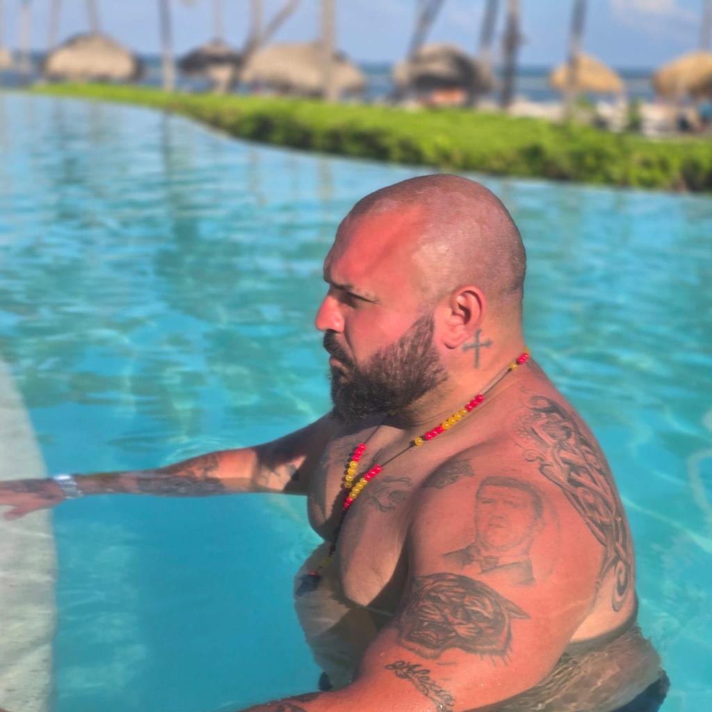 Dicen que un buen maestro deja marca y tu te lo has tomado muy en serio tatuandote mi cara en tu hombro y poniendo a tu hijo mi nombre, un gran acto de amor y respeto, gracias por tu cariño y lealtad, fuiste un buen boxeador, pero sobre todo eres un hombre de honor, grande Diego!