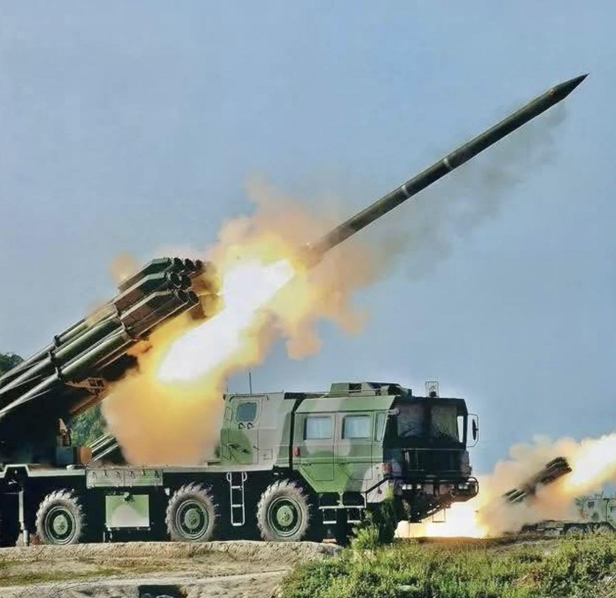 ingpawatk's tweet image. PHL-03 rocket system spotted at Samrong airfield, Oddar Meanchey 🇰🇭 as expected.

#Thailand #Cambodia 🇹🇭 🇰🇭