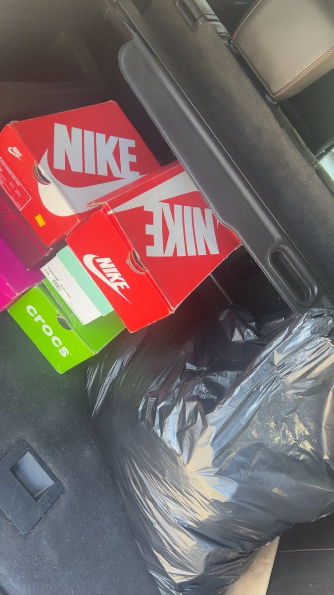 jessbffr's tweet image. Donation day 🙂‍↕️ (only one trash bag of clothes this time) whoever get my shit bouta be fly as hell 🔥😭

Please donate your old clothes/shoes rather than throw them away… people out there need them!