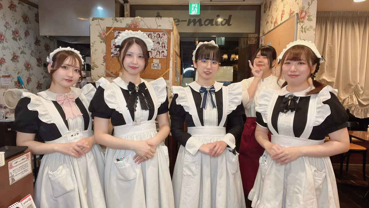 emaidofficial's tweet image. 本日もe-maidへご帰宅ありがとうございました💖
明日は12:00~22:30にて旦那様お嬢様をお待ちしております。
左から
はじめ@emaid_hajime
さりー@emaid_sulley
ぐみ@emaid_gumi
ゆきぴ@emaid_yukipi
りり@emaid_riri