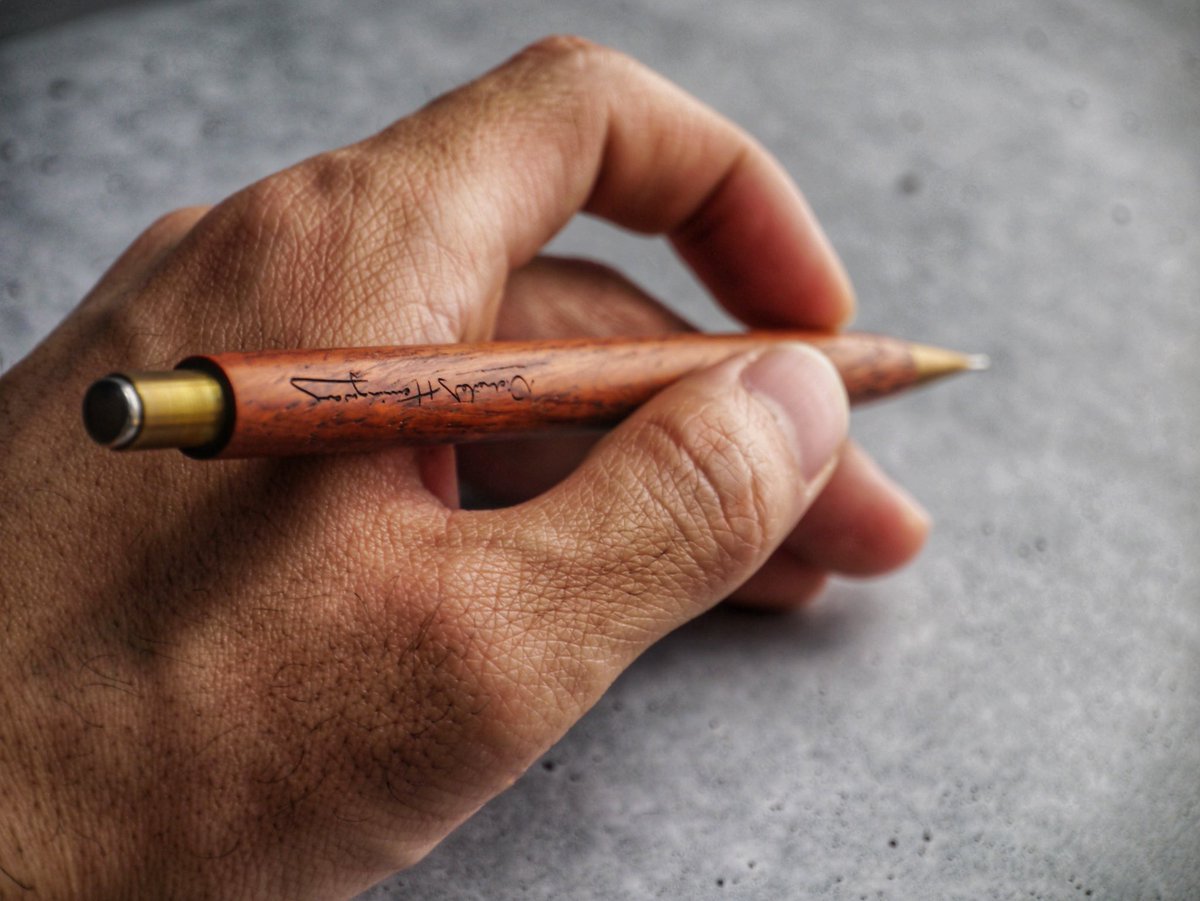 ニコラスヘミングウェイさんのシャープペンシルは、樹種にもよるかも