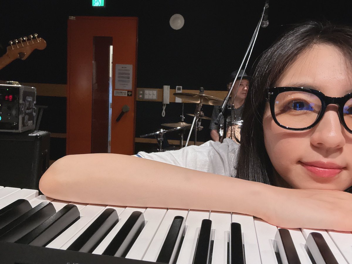 miri_fujishima's tweet image. 異彩終演🔥
月蝕styleの月照ラスと囁揺的音楽集団AsMR、たくさんの熱気をありがとう❤️🔥
バタバタすぎて一枚も撮れなかったので、リハの写真を!
2ステ一緒だった、肩乗りイッシーさん🥁笑
AsMRでも最高にかっこいいドラムをありがとうございました☺️