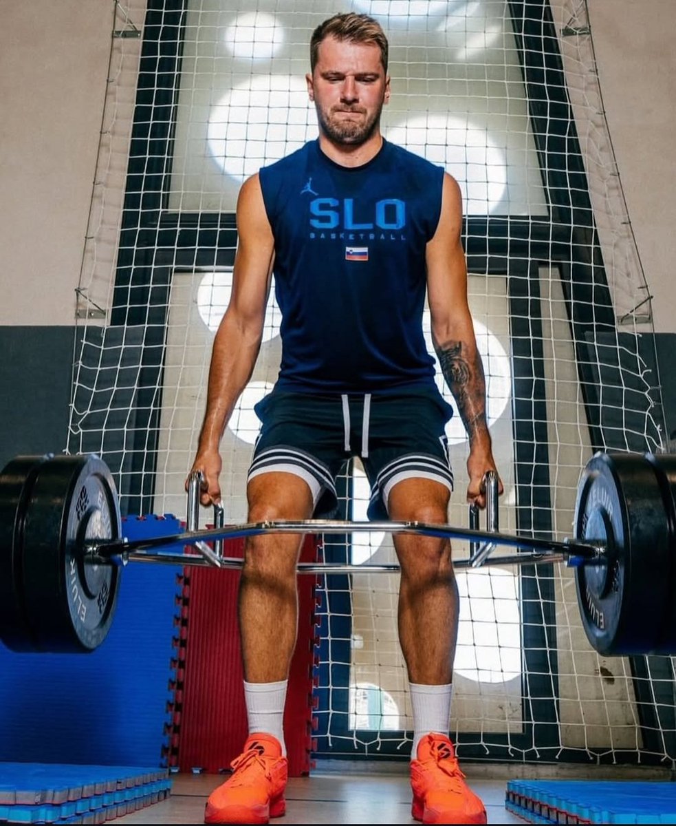 Bang4Three's tweet image. Luka Doncic está increíble!! Y a base de entrenamiento y dieta. Portada del Mens Health. 

&quot; una dieta sin gluten y baja en azúcar que incluye al menos 250 gramos de proteína y un batido de leche de almendras al día. &quot;