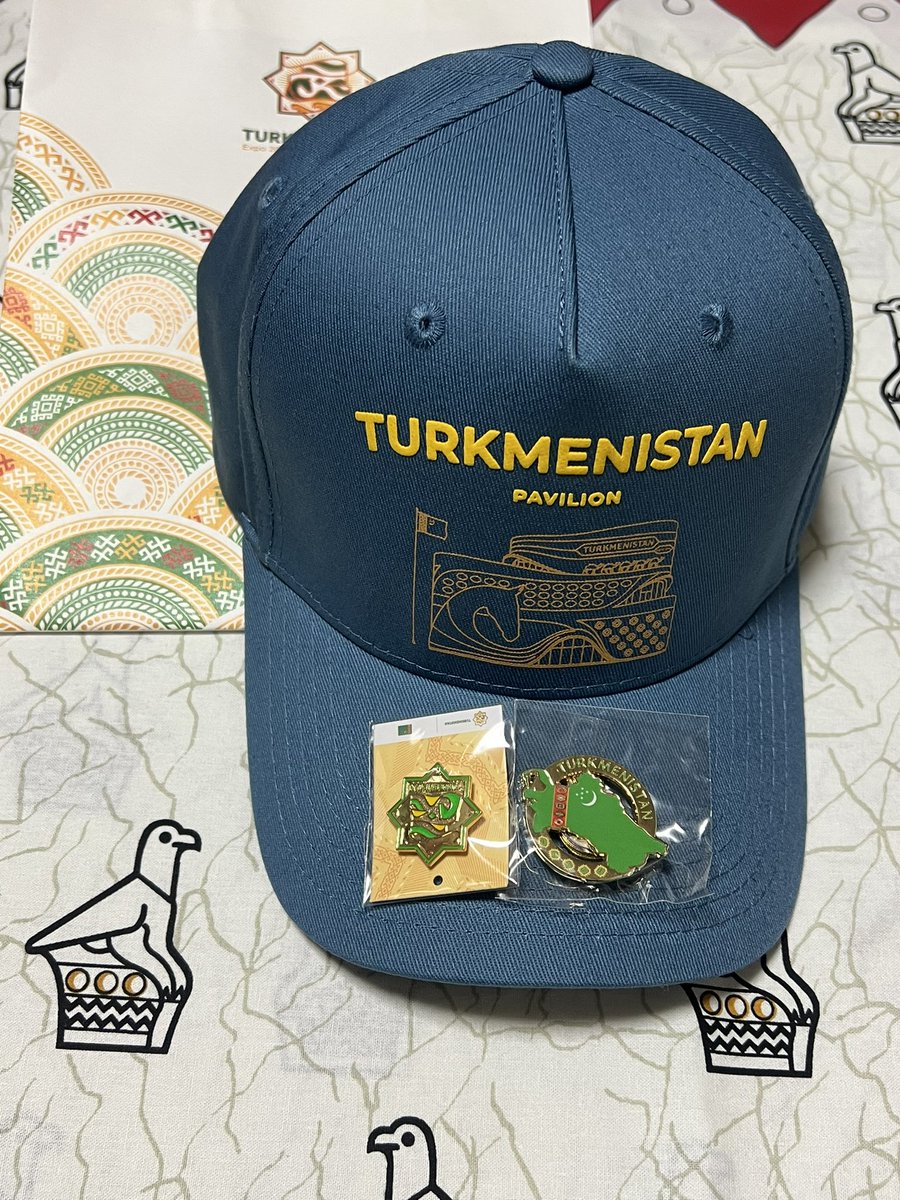 昨日の万博、トルクメニスタン館で買った物。キャップとピンバッジ2種