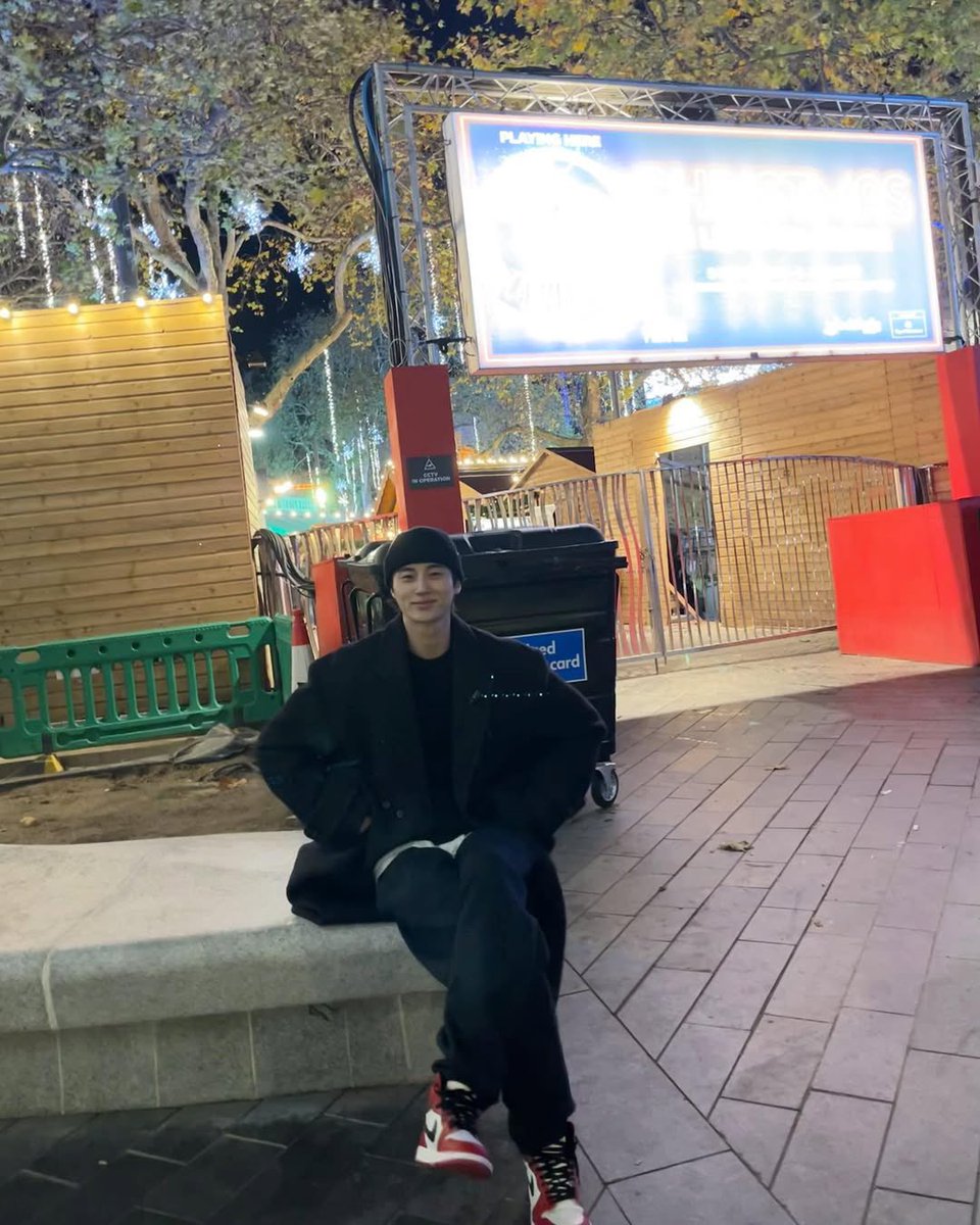 action3122's tweet image. 오빠 피지컬이랑 착장이 너무 입도작이어서 그리고 런던이랑 넘 잘어울려서 정말 정말 좋아하는 사진들. 
오빠 따라서 롱코트 산건데 난 망했자나 ㅋㅋㅋ