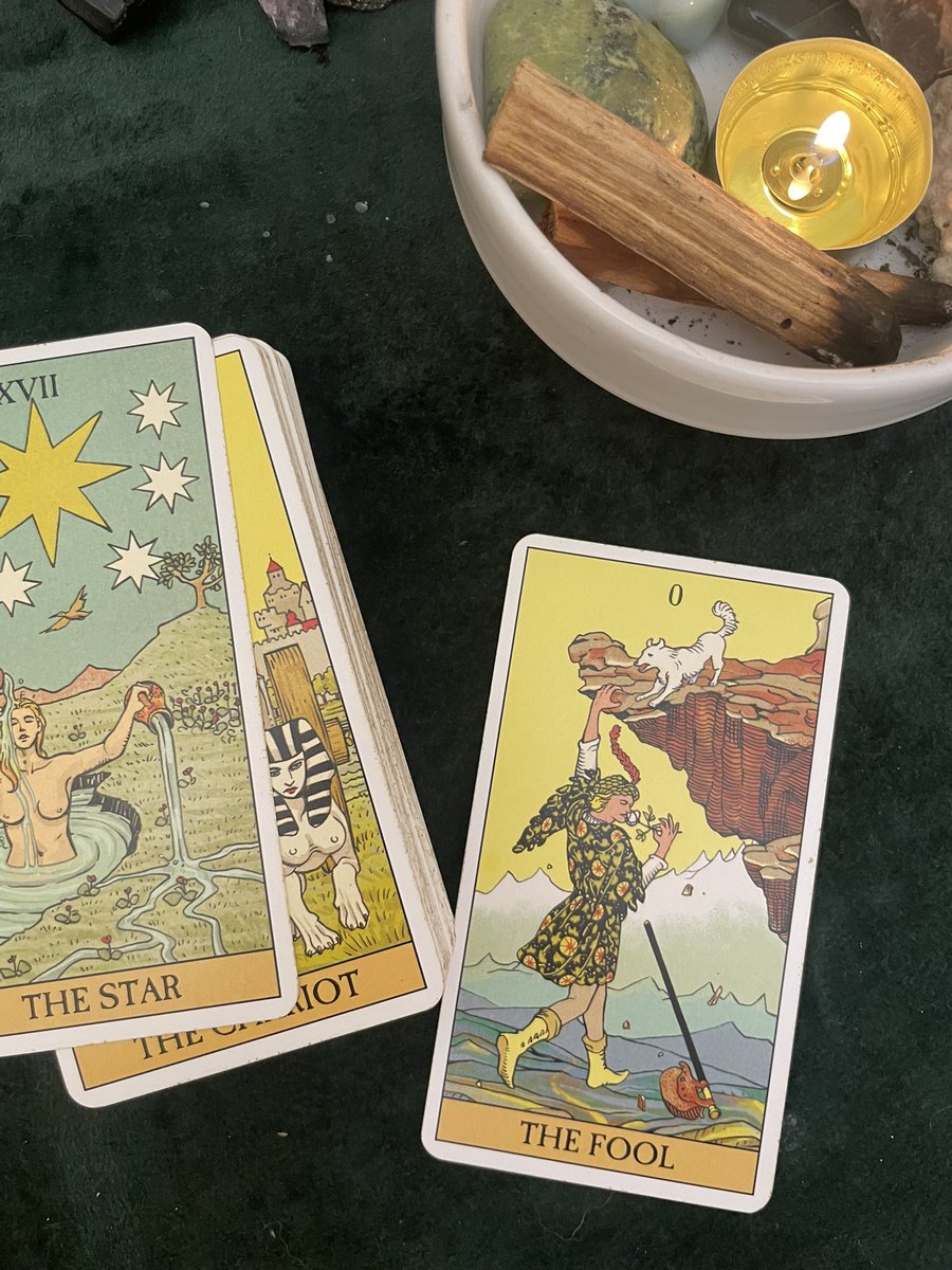 🎼 Day after day, alone on a hill
The man with the foolish grin is keeping perfectly still
But nobody wants to know him, they can see that he's just a fool
(…)
But the fool on the hill sees the sun going down
And the eyes in his head see the world spinning around

The B. 1967