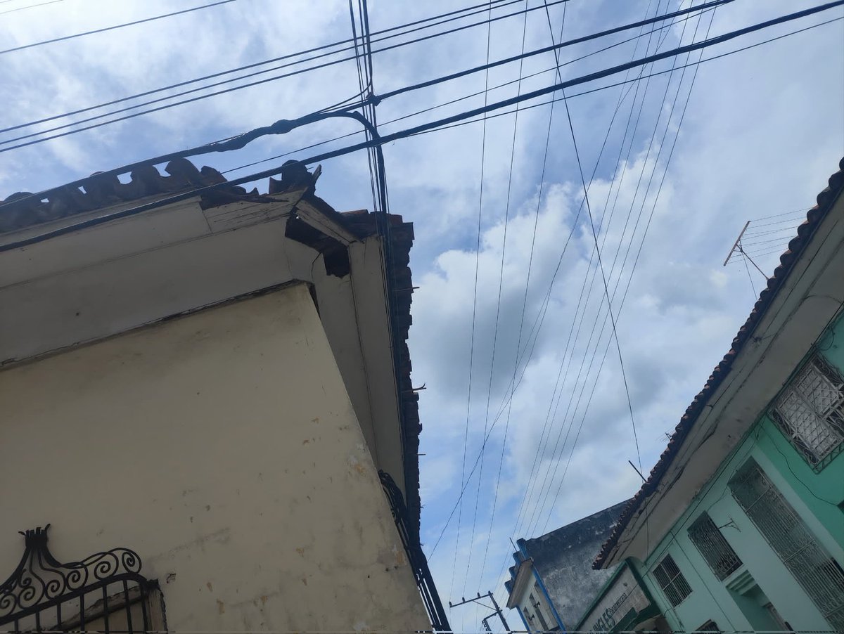 cubasiglo21's tweet image. Las calles de Sancti Spíritus no mienten.
Estructuras al borde del colapso y un régimen que mira hacia otro lado. La seguridad del pueblo se desmorona junto con los muros.
#DenunciaCiudadanaCuba #SanctiSpíritus