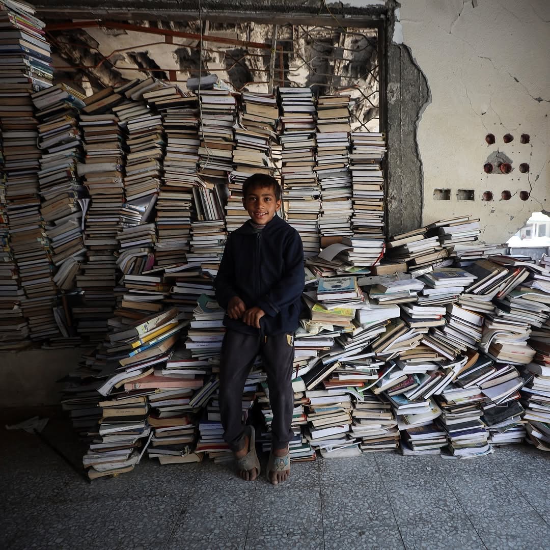 mbeez__'s tweet image. The books in the library of the Islamic University of Gaza that the displaced were forced to burn for fuel
We will not forget
#OpenCorridorsToGaza