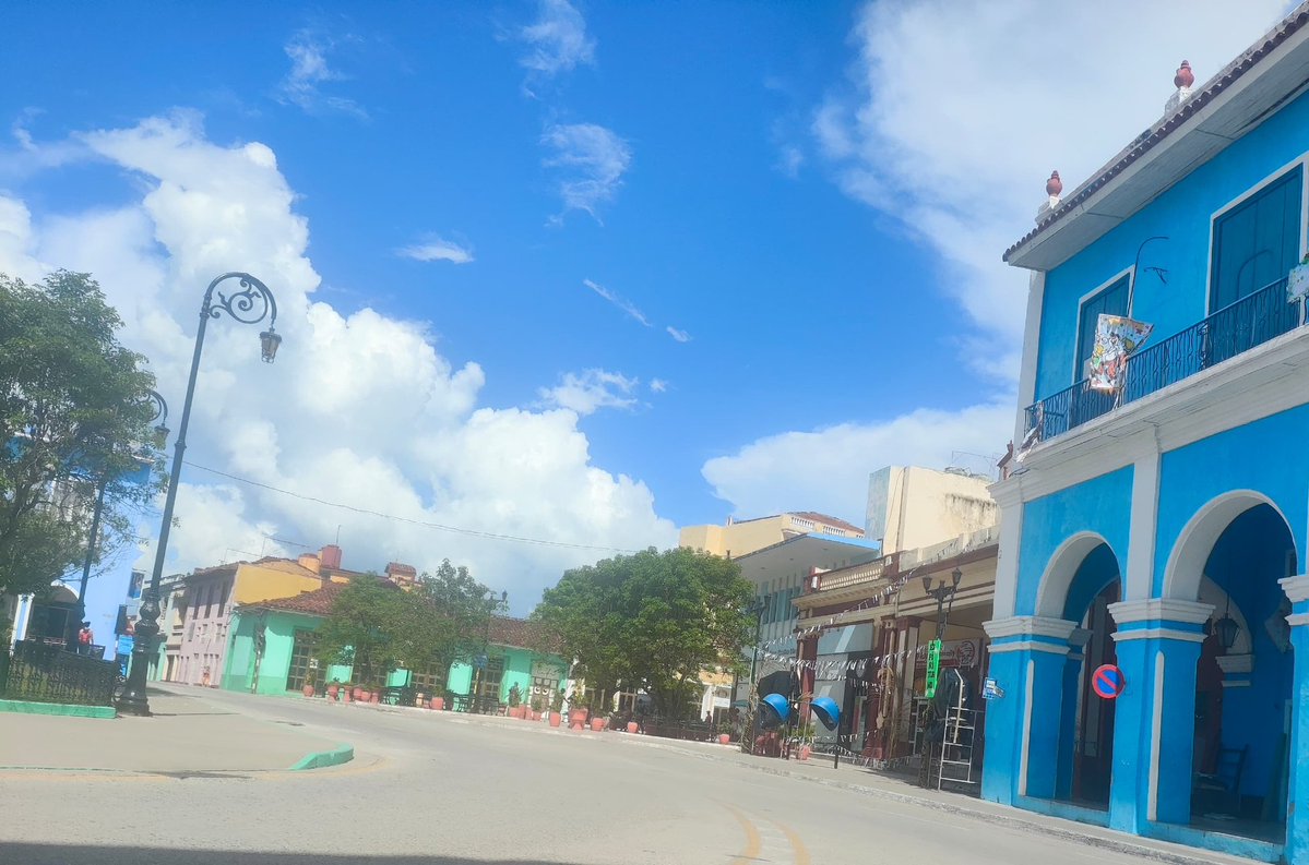 cubasiglo21's tweet image. #SanctiSpíritus en modo carnaval
En medio de apagones, precios disparados y ancianos haciendo malabares para sobrevivir, las calles se llenan de música. ¿Fiesta o distracción?
1️⃣ La gasolina falta, pero hay carrozas.
2️⃣ No hay pan, pero sí cerveza.
3️⃣ La insalubridad…
