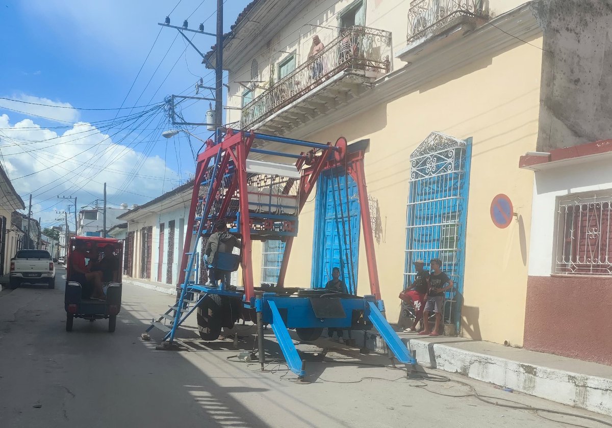 cubasiglo21's tweet image. Mientras Cuba enfrenta una grave crisis energética y económica, en Sancti Spíritus se celebran los carnavales como si nada pasara. El contraste entre la algarabía oficial y la realidad del pueblo es una bofetada al sentido común.
#SanctiSpíritus #DenunciaCiudadanaCuba