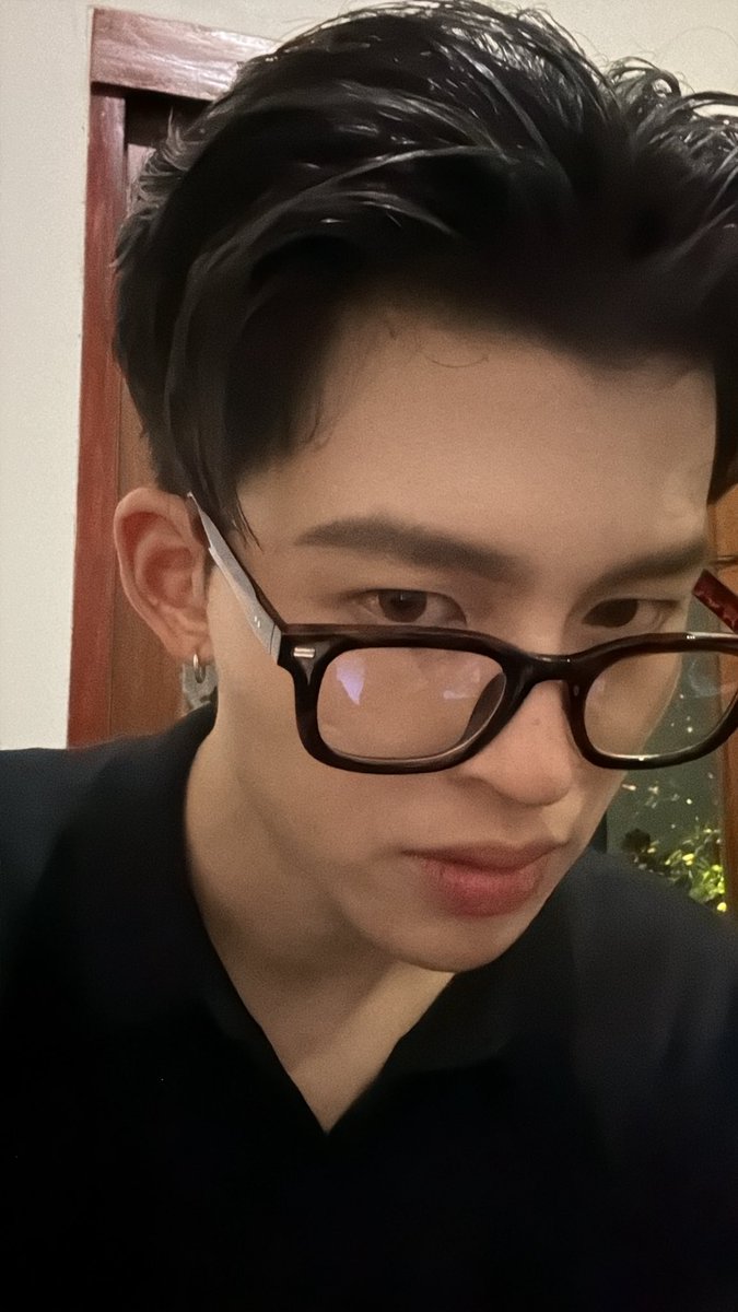 withphuwin's tweet image. explain please???!?!?!? @ppnaravit @phuwintang