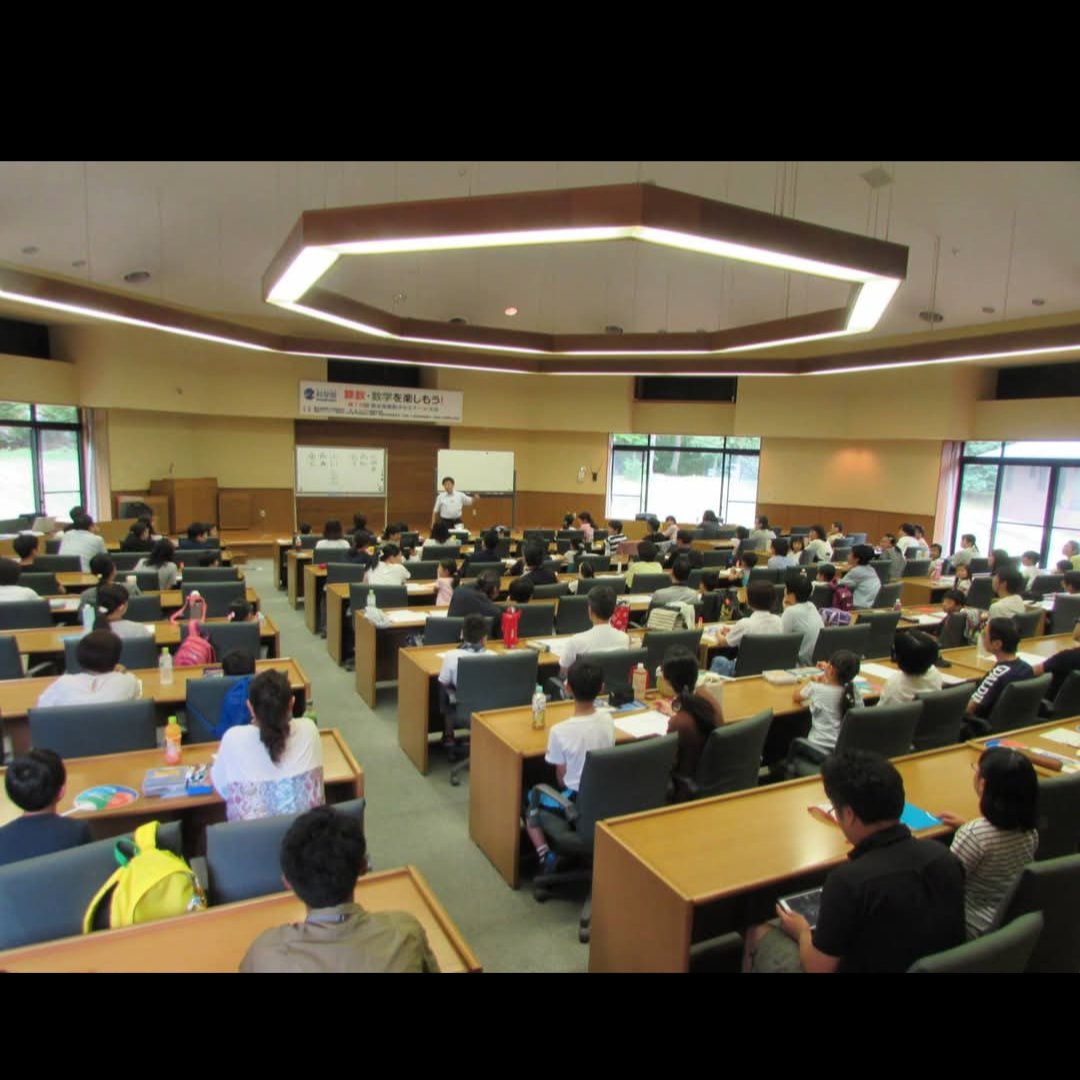 夏休み、算数・数学好き集まれ！
第18回 南北海道創才セミナー
「算数・数学を楽しもう！」開催

■開催日/ 2025年8月24日（日）
■参加料/ 無　料
■定　員/各部80名（要申込）
■会　場/大沼国際セミナーハウス
■申　込/　ws.formzu.net/sfgen/S9782663…
■講　師/細水 保宏、新美 礼彦

#夏休み #算数