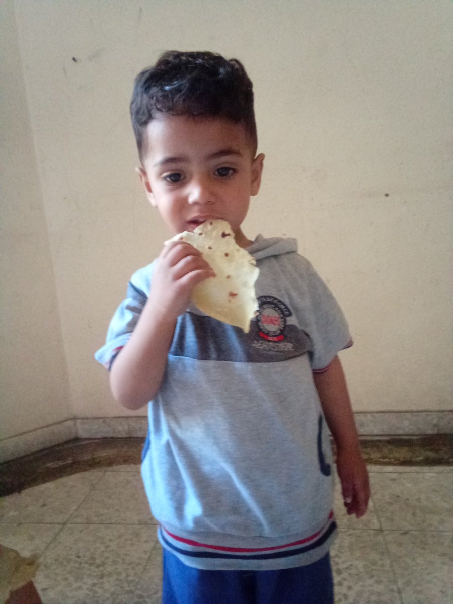 fdss1266's tweet image. *Rushdi… my little child doesn’t ask for much, just a bite to ease his hunger.*  
He eats a piece of bread as if it were a treasure in his hands
*No sweets… no fruits just bread, and that’s all we have
*Please, help me feed my children tomorrow.* 💔🍞
chuffed.org/project/138139…