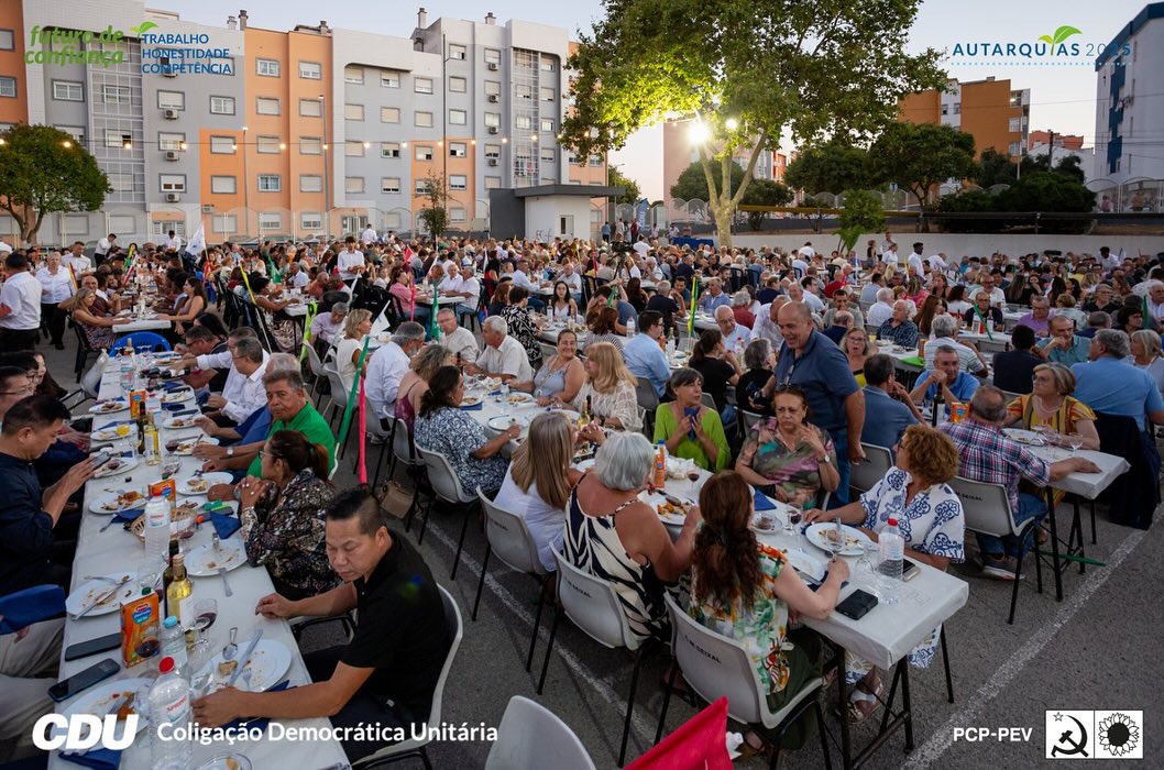 pcp_pt's tweet image. 📍Foram mais de 1000 pessoas que encheram a EB1 da Quinta da Courela de energia e confiança no apoio aos candidatos da CDU à Câmara e Assembleia Municipal do Seixal! 

📢 Com intervenções de Corália Loureiro, mandatária da CDU , Brázio Romeiro, candidato à Presidência da…