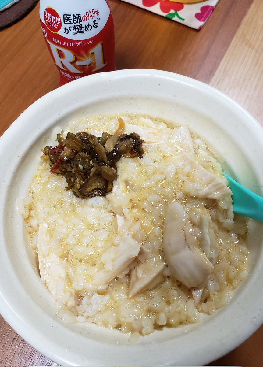 nanann_0107's tweet image. #絵描きのご飯

生春巻きの中身は、サニーレタスと自作サラダチキンだけです！
ライスペーパーに巻くと劇的に美味しくなるのです笑