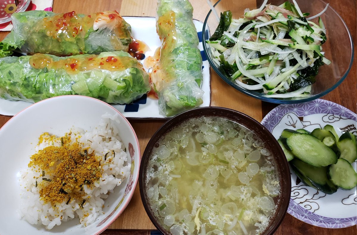 nanann_0107's tweet image. #絵描きのご飯

生春巻きの中身は、サニーレタスと自作サラダチキンだけです！
ライスペーパーに巻くと劇的に美味しくなるのです笑