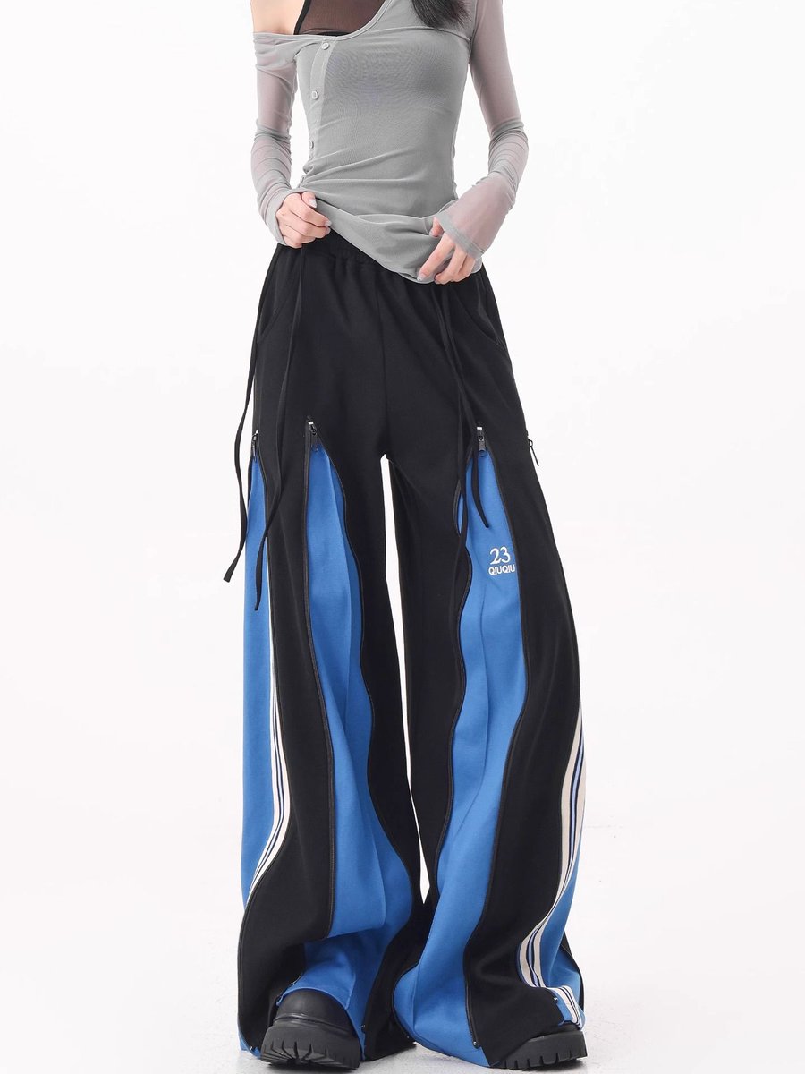ManusxMachina's tweet image. Blue Switching Wide Track Pants 
manus-machina.com/collections/ne… 
鮮やかなブルーの切り替えが施された大胆なバイカラーデザイン。フロントに配置されたジップラインは開閉が可能で、スポーティかつ変化のあるシルエットを演出。サイドの流線形ラインと立体的なパターンが動きに躍動感を与えます。
