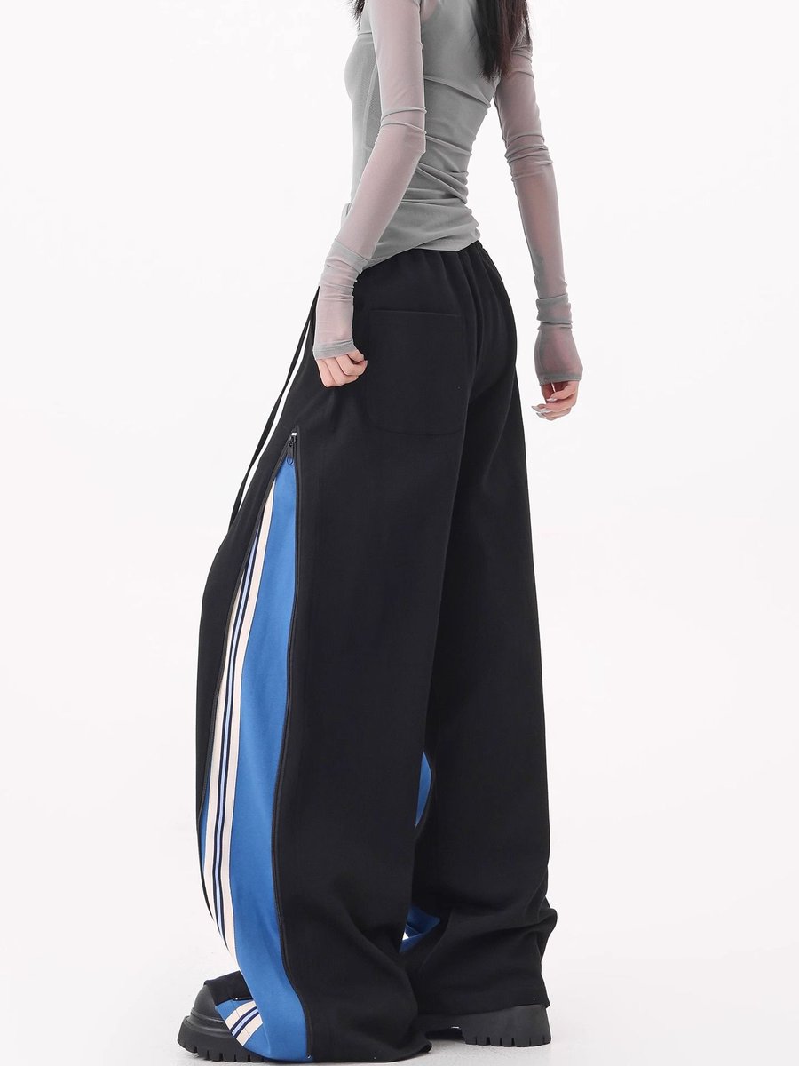 ManusxMachina's tweet image. Blue Switching Wide Track Pants 
manus-machina.com/collections/ne… 
鮮やかなブルーの切り替えが施された大胆なバイカラーデザイン。フロントに配置されたジップラインは開閉が可能で、スポーティかつ変化のあるシルエットを演出。サイドの流線形ラインと立体的なパターンが動きに躍動感を与えます。