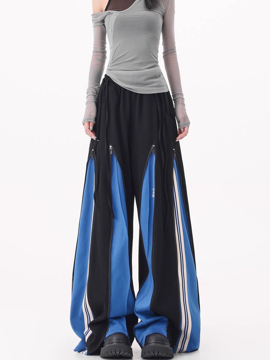 ManusxMachina's tweet image. Blue Switching Wide Track Pants 
manus-machina.com/collections/ne… 
鮮やかなブルーの切り替えが施された大胆なバイカラーデザイン。フロントに配置されたジップラインは開閉が可能で、スポーティかつ変化のあるシルエットを演出。サイドの流線形ラインと立体的なパターンが動きに躍動感を与えます。