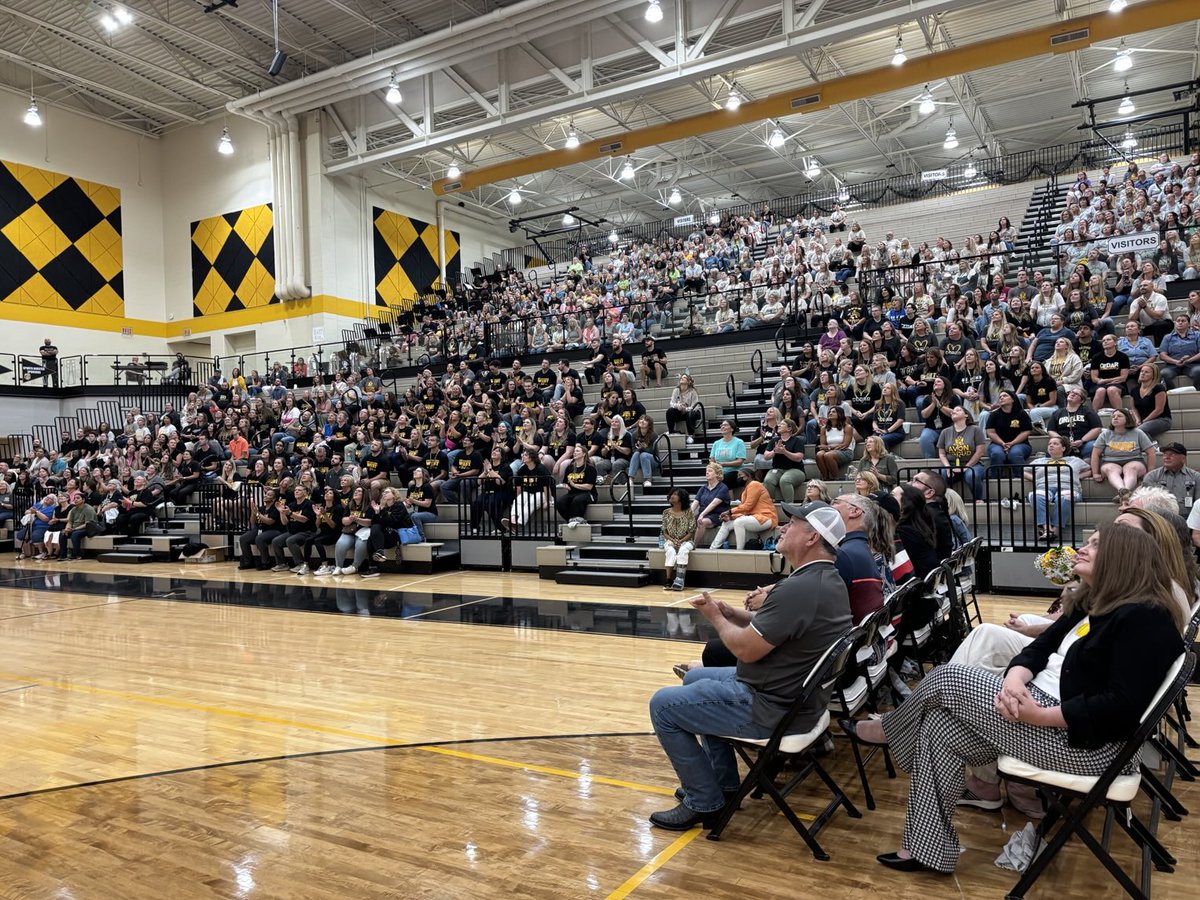 AvonSupt's tweet image. Welcoming 1,000+ @OrioleTweets employees for start of the year! My guest emcee Alek was awesome, plus featured so many students - robotics, speech, choir, cheer, band. Plus, 4 @AHS_Orioles alum who are returning to teach here! Excited to welcome students on Wed.