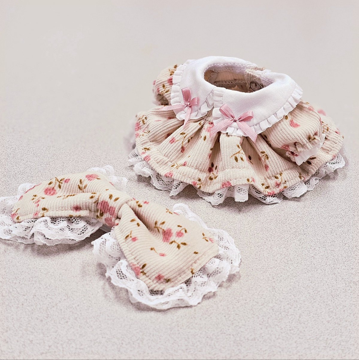 콜라보 의상입니다.
곧 인형 판매를 하실 것 같아 만들어뒀던 샘플을 먼저 슬쩍 공개합니다😊
솜인형은 하젤(<a href="/Hajel_Soom/">🦋 하젤</a>)님의 인형이며 8월 내 판매 예정이라 하십니다😊
의상은 그 이후에 따로 주문을 받습니다.