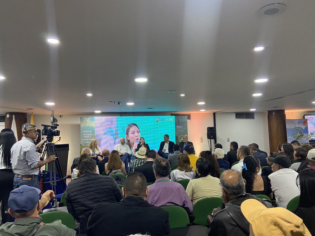 En este momento participamos en el Foro “Agro y Ciudad: Alianza para el futuro sostenible en Manizales 2049”. Convocado por el @ConcejoMzl para reflexionar sobre el papel del agro en la sostenibilidad urbana y rural, con presencia de líderes gremiales, académicos y autoridades