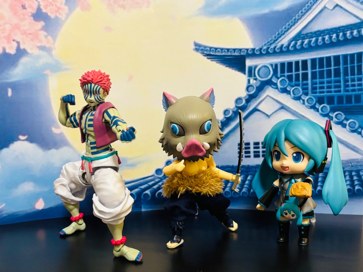 Moku_a31's tweet image. 7/28【まいぶーむ】
猗窩座の可動フィギュアだよ〜❄️
伊之助:なんで俺様じゃないんだ💢
ミクダヨー:このミクダヨー焼きやるから
伊之助:(*´º`*)ᐝほわほわ〜
#鬼滅の刃 #無限城編 #嘴平伊之助 #ミクダヨー #深夜のねんどろ撮影60分一本勝負