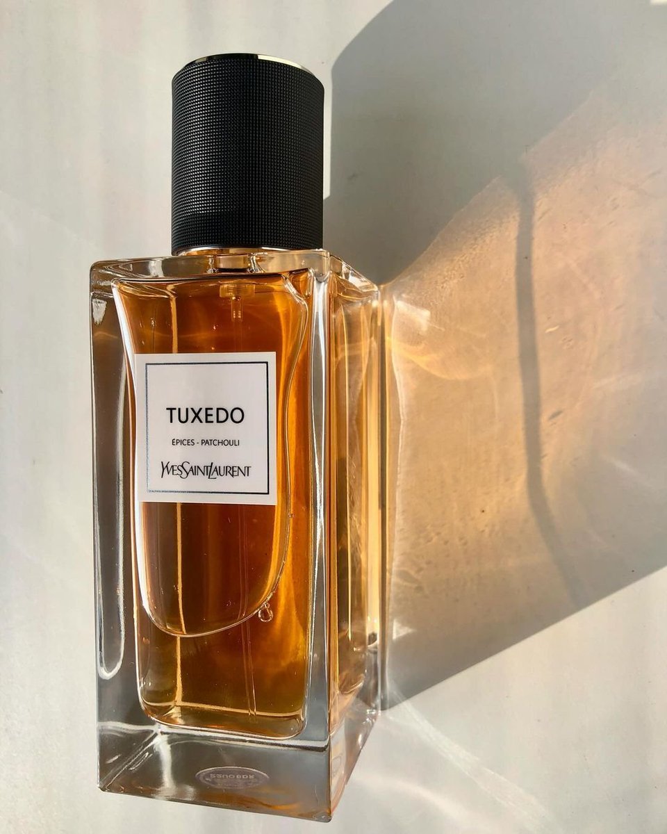 perfumemonk's tweet image. 🔥 Yves Saint Laurent – TUXEDO 🔥
Recommended just 2 days ago… and he’s hooked! Mad in love with it.
💥 Why It Hits Different:
Opening: Spicy black pepper & cardamom — rich and sharp, like the first buttoning of a tailored suit.
Heart: Velvety rose & patchouli — seductive,…