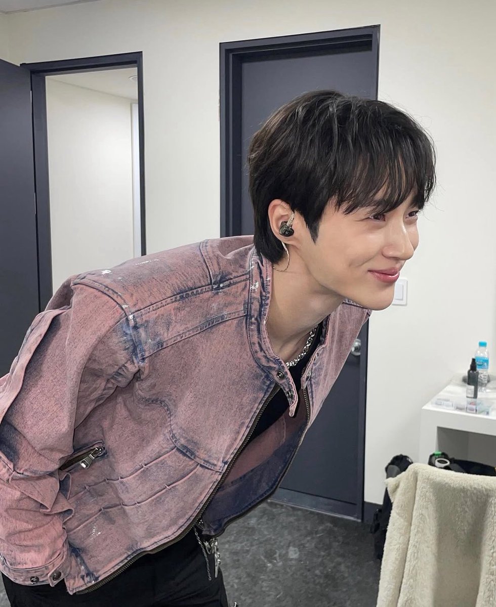 action3122's tweet image. 인스타 잠깐 들어갔다가, 변우석 옆태에 떠 주저앉은 사건😌